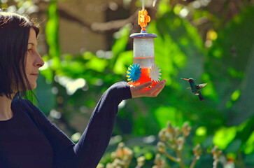 Retrato de mujer con colibrí  © Maelia Rouch