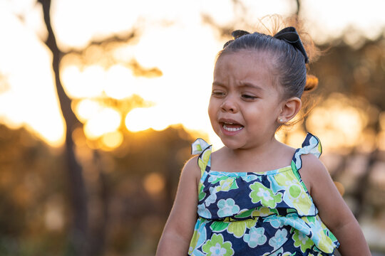 Ni&ntilde;a triste sentimental sufriendo llorando en el parque al aire libre en un atardecer estados de &aacute;nimo emociones tristeza llanto berrinche 