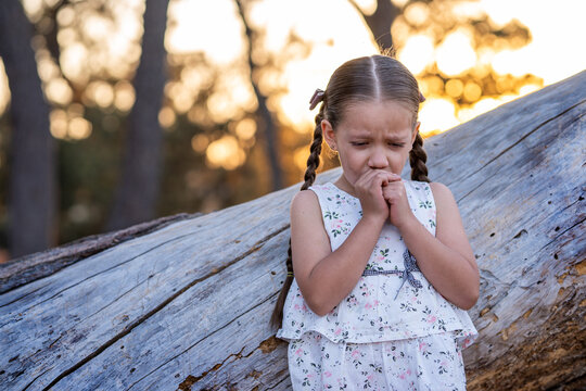 Ni&ntilde;a triste llorando sufriendo sentimental en el parque al aire libre en un atardecer sentimientos estados de &aacute;nimo