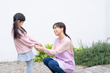 保育園の先生と話す園児（育児・子育て・教育）