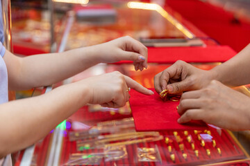 Customers come to the gold shop. to buy a gold ring