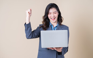 Naklejka premium Portrait of young Asian business woman on background