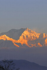 prachtige berg kangchenjunga, de 3e hoogste top van de wereld tijdens zonsopgang, darjeeling, west-bengalen in india