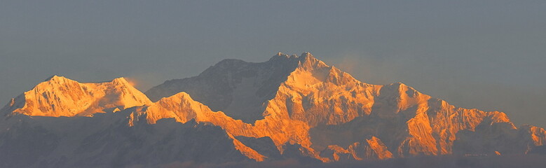 prachtige berg kangchenjunga, de 3e hoogste top van de wereld tijdens zonsopgang, darjeeling, west-bengalen in india
