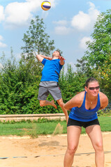 Dynamischer Sprungaufschlag beim Beachvolleyball