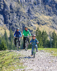 Junge Familie bei einer Radtour im Gebirge
