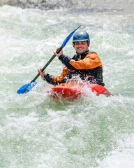 Spass im Kajak auf einer Wildwasser-Slalomstrecke
