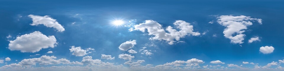 Naklejka na ściany i meble Nahtloses Panorama mit leicht bewölktem Himmel - 360-Grad-Ansicht mit schönen Cumulus-Wolken zur Verwendung in 3D-Grafiken als Himmelskuppel oder zur Nachbearbeitung von Drohnenaufnahmen
