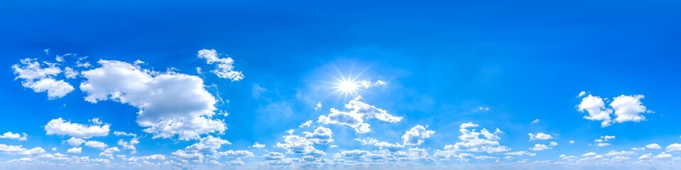 Obraz na płótnie Canvas Nahtloses Panorama mit leicht bewölktem Himmel - 360-Grad-Ansicht mit schönen Cumulus-Wolken zur Verwendung in 3D-Grafiken als Himmelskuppel oder zur Nachbearbeitung von Drohnenaufnahmen
