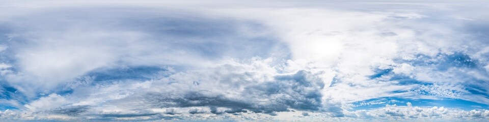 Nahtloses Himmels-Panorama mit aufziehendem Regenwetter,360-Grad-Ansicht mit Stratuswolken zur Verwendung in 3D-Grafiken als Himmelskuppel oder zur Nachbearbeitung von Drohnenaufnahmen
