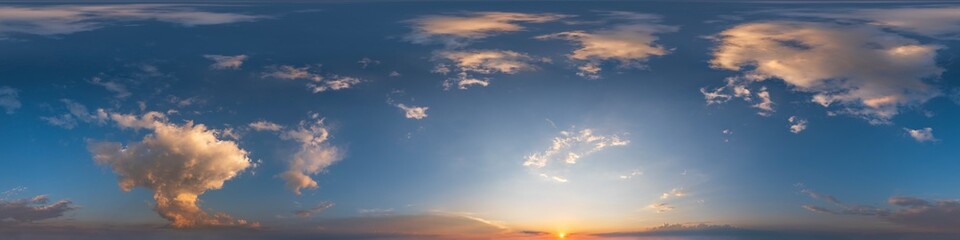 Naklejka na ściany i meble Nahtloses Panorama mit blauem Abendhimmel 360-Grad-Ansicht mit schönen Wolken, untergehender Sonne - zur Verwendung in 3D-Grafiken als Himmelskuppel oder zur Nachbearbeitung von Drohnenaufnahmen 