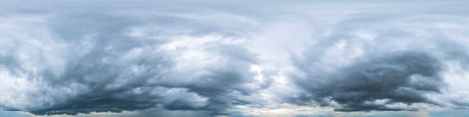  Nahtloses Himmels-Panorama mit aufziehendem Unwetter,360-Grad-Ansicht mit dramatischen Wolken zur...