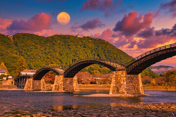 Ein Planet über der wunderschönen Kintaikyo-Brücke in Iwakuni