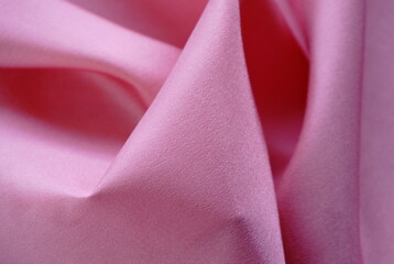 ビロード感のある赤紫色の布