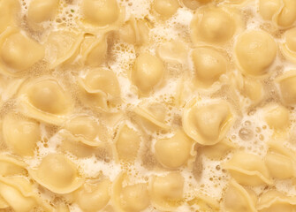 Dumplings made from dough and meat are boiled in boiled water.