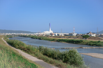 矢田付近の大和川左岸から上流方向、松原市方面の都市風景