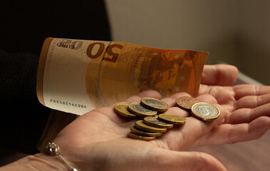 Manos de mujer con dinero en las manos , monedas y billetes, concepto de contar
