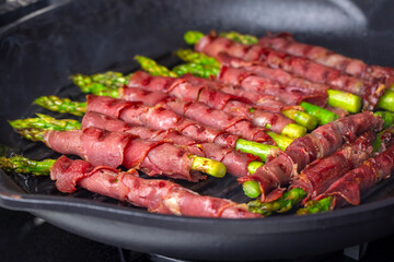 Grilled asparagus with bacon (Turkish name; Pastirmali kuskonmaz ızgara)