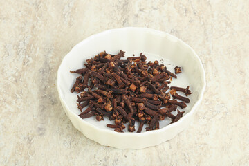 Dry Clove aroma in the bowl