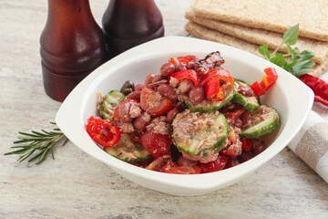 Tuna salad with bean and tomato