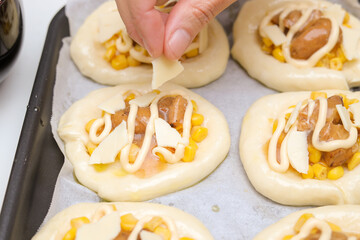 ピザ　手づくり中