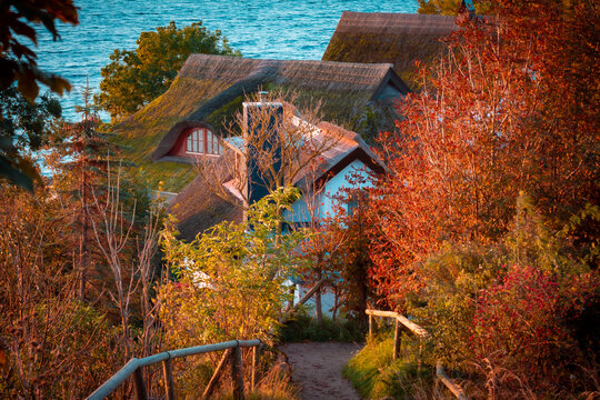 Weg nach Fischerdorf Vitt auf Insel R&uuml;gen im Herbst