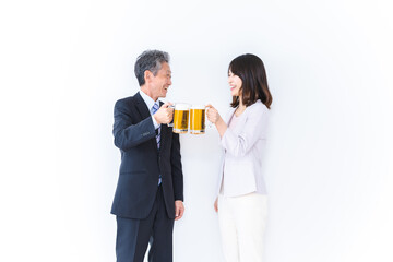 上司と乾杯をする女性社員