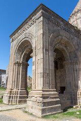 Obraz premium Entrance portal to the historic church Surb Grigor Lusavorich in the Tatev Monastery. Armenia