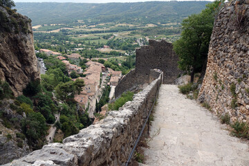 Fototapeta na wymiar Weg in Moustiers-Sainte-Marie, Provence