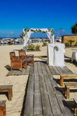 Fototapeta na wymiar Secular ceremony by the beach, bohemian, chic, romantic/Cérémonie laïque en bord de plage, bohème, chic, romantique