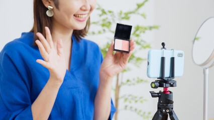 化粧品の紹介動画を撮影する女性動画配信者・インフルエンサー