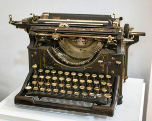 Fototapeta na wymiar Antigua máquina de escribir de principios del siglo XX