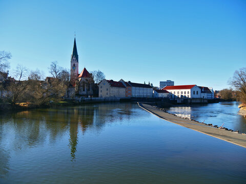 Kempten, Deutschland: Spiegelung der Kirche in der Iller