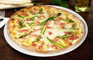 Green and white Asparagus Pizza with Bacon