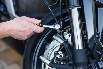 Obraz premium A service worker repairing a motorcycle at the service center