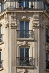 Fototapeta na wymiar Legendary Parisian Haussmann facades on old 19th century houses