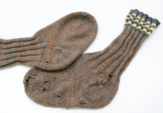 Gestrickte Wollsocken mit Mottenfra&szlig;