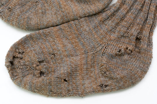 Gestrickte Wollsocken mit Mottenfra&szlig;, Nahaufnahme