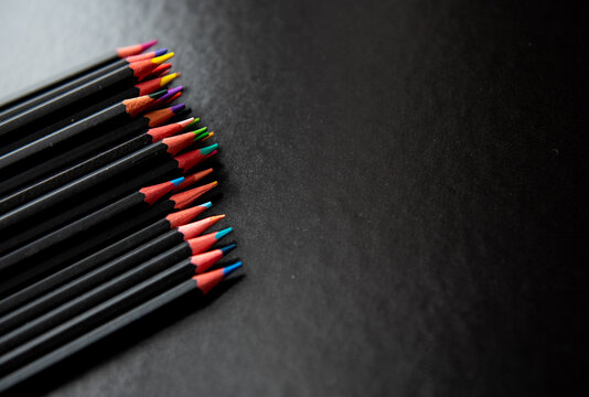 Crayons de couleur sur un fond noir avec de l'espace vide - coloriage et cr&eacute;ativit&eacute;