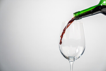 Rotwein in ein Glass mit weissem Hintergrund 