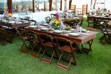 Fototapeta na wymiar table setting in a party, ornamental flowers, garden party
