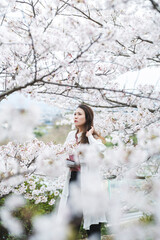 満開の桜とクールな女性