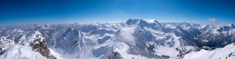 Fototapeta na wymiar Winterpanorama der Tannheimer Berge vom Ponten