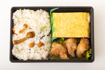 山菜ご飯と厚焼き玉子の弁当