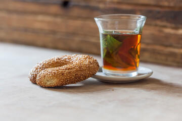Bagel served with mint tea 