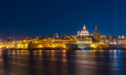 Fototapeta na wymiar Skyline de la Valeta, Malta, al anochecer.