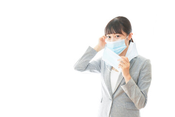 大量のマスクを着けた若いビジネスパーソン