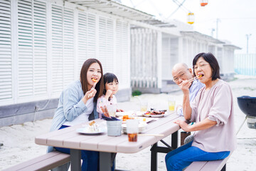 家族でバーベキューをする幸せな家庭