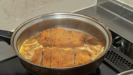 【調理シーン】カツ丼・豚かつの玉子とじ