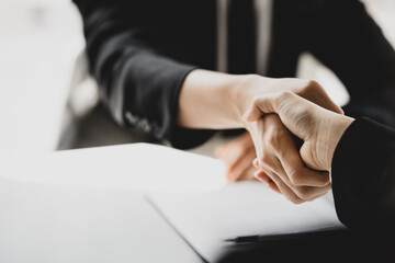 Lawyers shake hands with clients who come to testify in the case of embezzlement from business partners who jointly invest in the business. The concept of hiring a lawyer for legal proceedings. - obrazy, fototapety, plakaty
